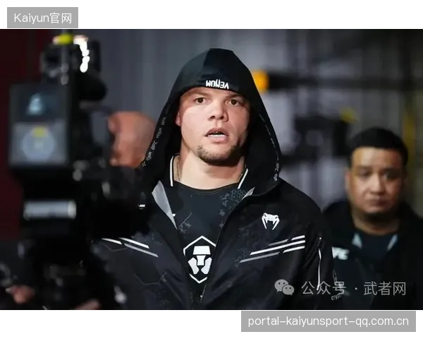 UFC短暂断电黑暗对打：极限挑战中的生死瞬间
